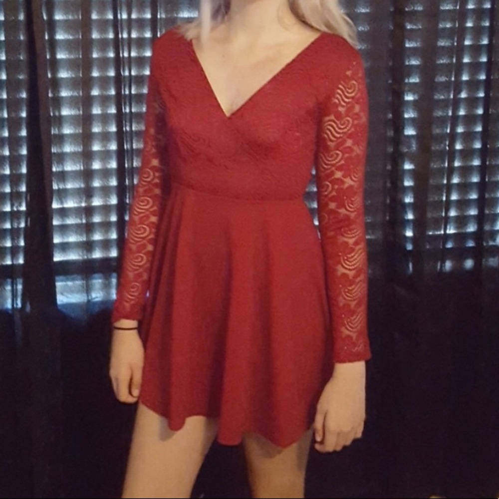 Windsor burgundy homecoming dress. - Picture 3 of 7